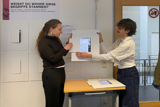 Studierende präsentieren Ihr Modell zum Thema „Rechts". © HTW Berlin / Jonas Togler 