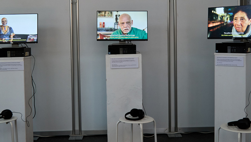 Zeitzeug*innen berichten in der Ausstellung von ihren Erlebnissen während der Apartheid, hier bei den Einblicken am 02.02.2024. © HTW Berlin/Arianna Giusti-Hanza