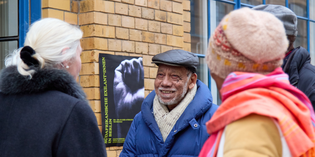 Einstiger Exilant Arnold Isaacs bei den Einblicken am 02.02.2024 an der HTW Berlin vor einem der Ausstellungsplakate. © HTW Berlin/Arianna Giusti-Hanza