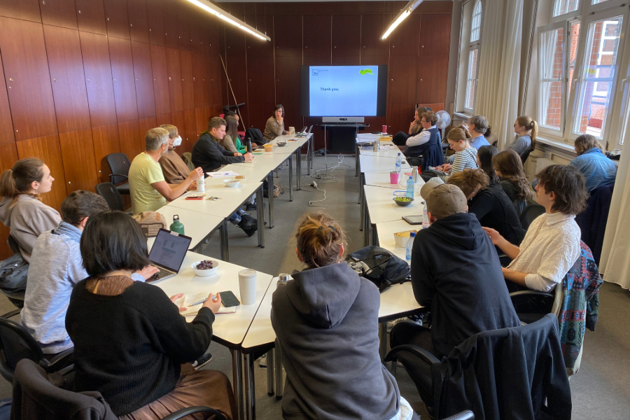 Studierende bei einem Meeting im Botanischen Garten Berlin. © HTW Berlin/Tobias Nettke Studierende bei einem Meeting im Botanischen Garten Berlin. © HTW Berlin/Tobias Nettke