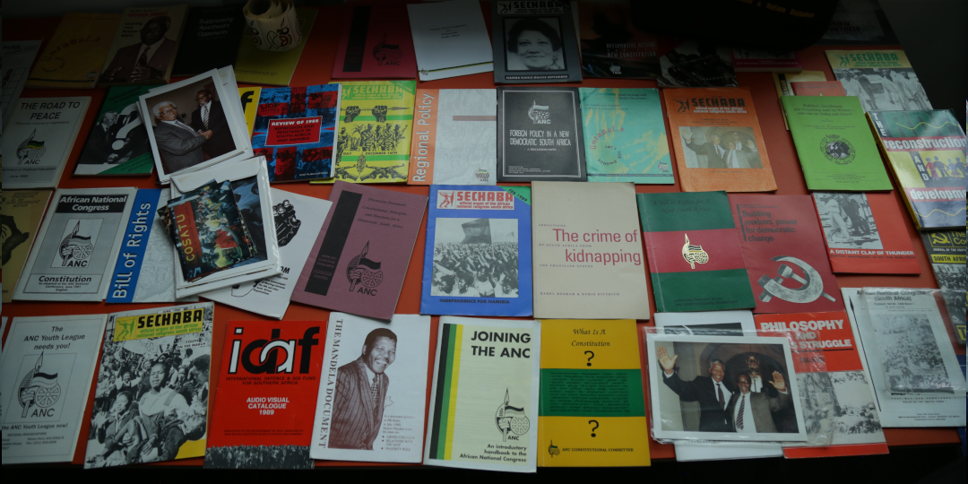 Archiv-Material von Exilant Luyanda Mpahlwa, Auswahl an Publikationen und Flyern des ANC. Bei Treffen des ANC wurden diese wie auf diesem Bild auf einem Tisch ausgebreitet.  © HTW Berlin / Isabel Alvarez