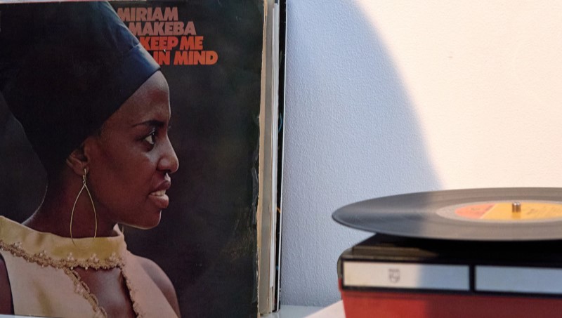 Auf einem Schallplattenspieler kann man unter anderem “Keep me in mind” von Miriam Makeba hören.  © HTW Berlin / Arianna Giusti-Hanza
