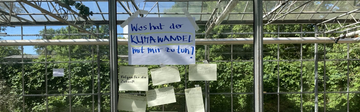 Die Frage “Was hat Klimawandel mit dir zu tun?” wird von den Schüler*innen des Workshops “FutureLeaks” mit Post-Its beantwortet. © HTW Berlin / Mascha Lücken