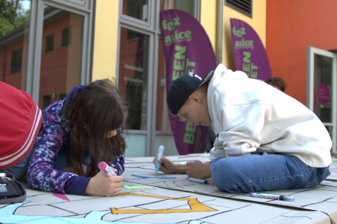 Die Requisitengruppe bemalt eine Rückwand für das Theaterstück, welches sie im Workshop “Besuch aus der Zukunft” erarbeiten. © HTW Berlin / Clara Junghanns