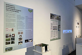 Plakat und Modell der Gruppe 2 bei der Präsentation zu den Einblicken 2024. © HTW Berlin/Jonas Togler