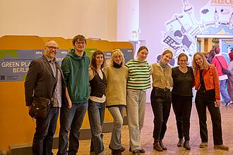 Das Projektteam vor der Besichtigung der fertiggestellten Ausstellung. © HTW Berlin/ Thomas Kämpfe