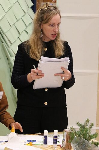 Die Evaluationsgruppe im Projektteam notiert mittels der Vier-Ecken-Methode erhobene Informationen im Evaluationsbogen. © HTW Berlin/ Daniel Puster