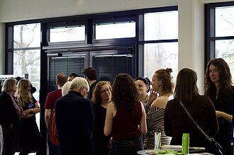 Die Besucher:innen kommen ins Gespräch. © HTW Berlin/ Josephine Manthey
