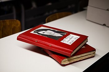 Zwei rote Bücher, auf dem Titel ein Foto von Tamara Bunke © HTW Berlin / Camilla Rackelmann