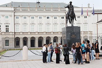 Die Studierenden vor dem Józef-Poniatowski-Denkmal vor dem Warschauer Präsidentenpalast. © HTW Berlin / Thomas Kämpfe