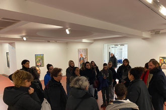 Gespräch mit einer Kuratorin in der Serpentine Gallery, London-Exkursion 2026. © HTW Berlin/ Tobias Nettke