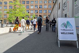 Auf der "Campus Tour" bekamen die Fellows einen Überblick zur Geschichte des HTW Standorts in Oberschöneweide © Isabel Alvarez / HTW Berlin