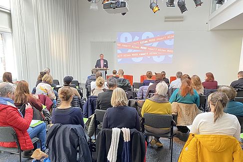 Begrüßung der Teilnehmenden durch Prof. Dr. Oliver Rump. © HTW Berlin / Tobias Nettke