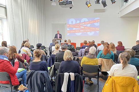 Begrüßung der Teilnehmenden durch Prof. Dr. Oliver Rump. © HTW Berlin / Tobias Nettke