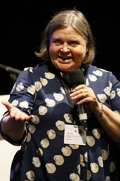 Judy Koke, Institute for Learning Innovation, moderiert durch alle drei Tage der Connected Audience Conference 2025. © IKTf Berlin / Janosch Weiss