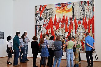 Die Gruppe befindet sich vor Renato Guttusos Funerali di Togliatti im MAMbo. © HTW Berlin/ Thomas Kämpfe