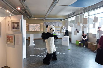 Panda-Maskottchen aus dem Museum für Naturkunde zwischen den Studiengangsprojekten. © HTW Berlin / Andrea Kramper