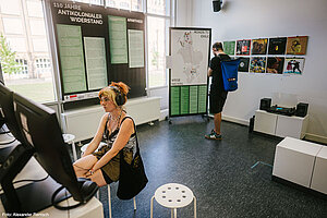 Besuchende bei der Werkschau im Juli 2024 an der HTW Berlin. © Alexander Rentsch