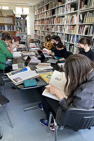 Recherche in der Bibliothek des Bröhan-Museums. © HTW Berlin / Franziska Schlüter