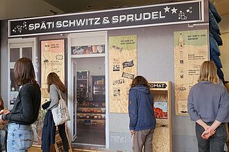 Besucher*innen entdecken den Bereich Späti Schwitz & Sprudel. © HTW Berlin/ Julia Boensch-Bär