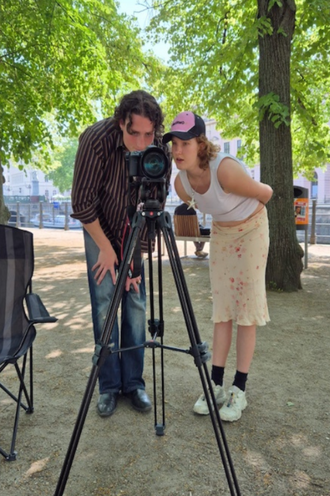 Jannis Buddatsch und Maria Pavlova bei der Vorbereitung eines Expert:innen-Inverviews. © HTW Berlin / Catherine Grabowski