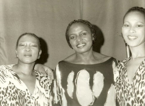Foto-Objekt: Miriam Makeba and the Shikiza-group, Festival des politischen Liedes, Februar 1985, Berlin, Fotograf Eric Singh