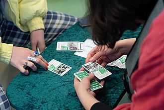 Testen eines von Studierenden entwickelten Kartenspiels zur Ausstellung. © HTW Berlin / Marco Ruhlig