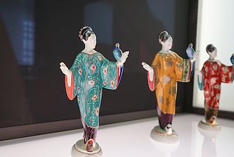 Verschiedene Ausführungen der Chinesin mit Papagei - Detailansicht des Bereichs Verwobene Geschichten in der Ausstellung RE: Gästeliste Hochzeitszug. © HTW Berlin / Nina Szkółka