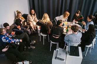Die Präsentation der Master-Studierende aus dem Praxisprojekt in Kooperation mit dem Jugend-Museum lädt zum Verweilen ein. © HTW Berlin / Alexander Rentsch