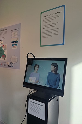 Die Ausstellung featured lokale Held*innen und zeigt, wie diese kreativ einen klimagerechten Beitrag leisten. Das geschnittene Interview zum Projekt "Regenmodule" bei der Einblicke-Präsentation. © HTW Berlin/ Sastra Hanstein