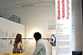 Wie eine Ausstellung konzipiert und vermittelt wurde erklärten die MA-Studierenden den BesucherInnen der Werkschau anhand ihres Praxisprojekts. © HTW Berlin/Letz