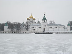 Exkursion 2014: Das Ipatios-Kloster, davor der eingefrorene Fluss Kostroma