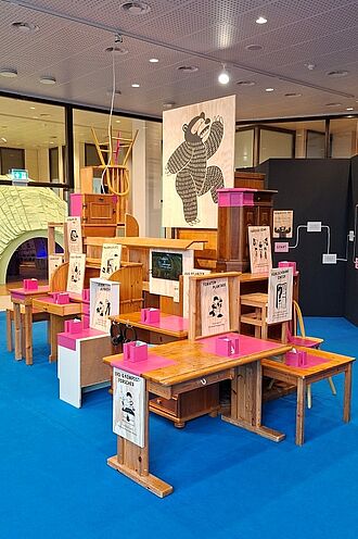 Zu einem Berg aufgehäufte Möbel bilden den Mittelpunkt des Aktions-Campus’. Hier können sich Kinder über Projekte, Aktionen und Verbände informieren, die sich in Berlin mit dem Klimaschutz im Alltag beschäftigen. © HTW Berlin/Daniel Puster