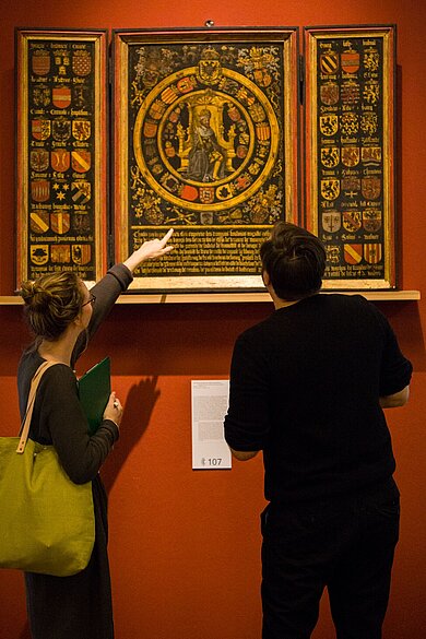 Analyse von Studierenden im Deutschen Historischen Museum. Analysen von Ausstellungselementen spielen bei einigen Masterarbeiten eine Rolle. © HTW Berlin / Camilla Rackelmann)