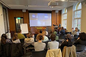 Gespräch mit einer Kuratorin im Imperial War Museum über das Konzept zur Ausstellung "Unsilenced: Sexual Violence in Conflict", London-Exkursion 2026. © HTW Berlin/ Tobias Nettke