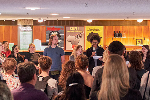Einführungsrede der Studierende bei der Vernissage im HKW | Haus der Kulturen der Welt, Hirschfeldbar. © HTW Berlin / Thomas Kämpfe
