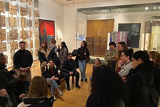 Decolonial Walk im British Museum zum inhaltlichen Einstieg in die London-Exkursion 2026. © HTW Berlin/ Tobias Nettke