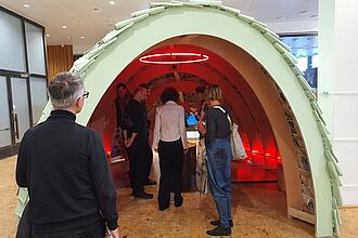 Die Sound-Höhle lädt die Besucher*innen dazu ein, sich mit den eigenen Gefühlen und Gedanken zum Thema Klimawandel auseinanderzusetzen. © HTW Berlin/ Julia Boensch-Bär