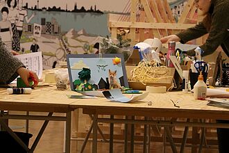 Blick auf die Dioramen-Bastel-Station des Workshops „Klimaheld*innen gesucht!”. © HTW Berlin/Daniel Puster