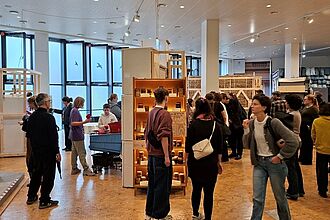  In regem Austausch bewegen sich die Besucher*innen von Station zu Station. Überall werden interaktive Ausstellungselemente ausprobiert.  © HTW Berlin/Daniel Puster