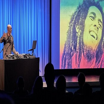  Lecture-Performance “Music of The Struggle” mit Luyanda Mpahlwa. © HTW Berlin / Thomas Kämpfe