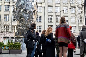 Unterwegs in Prag kommt man an den Skulpturen  von David Černý  nicht vorbei. © HTW Berlin / Thomas Kämpfe