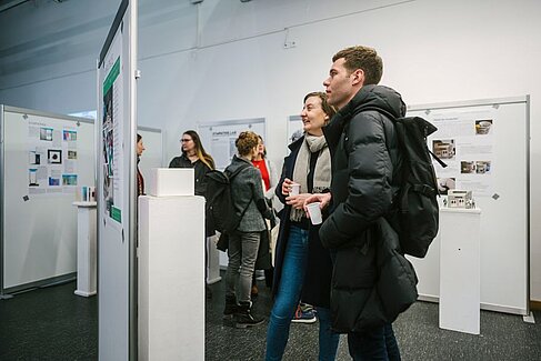 Die Modelle bei der Präsentation zu den Einblicken im Januar 2023. © HTW Berlin / Alexander Rentsch