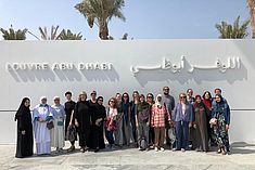 Gruppenfoto vor dem Louvre Abu Dhabi bei der SAWA 2018/19 © SAWA Museum Academy