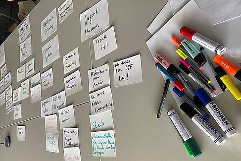 Beim Brainstorming erstellt das Team JuMu das Gerüst für das Drehbuch. © HTW Berlin / Acelya Salis