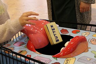 Der rülpsende Einkaufswagen schluckt eingeworfene Lebensmittel und beschwert sich bei zu hohem CO2 Verbrauch. © HTW Berlin/Daniel Puster