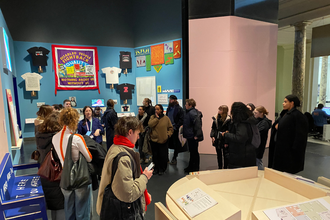 Gespräch mit der Kuratorin der Ausstellung “Design and Disability” im Victoria and Albert Museum. © HTW Berlin / Tobias Nettke