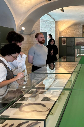 Studierende bei der Georg Schweinfurth Ausstellung im Ägyptischen Museum. © HTW Berlin / Shantala Chandel 