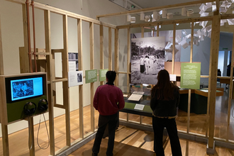 Gespräch mit einer Kuratorin im Imperial War Museum über das Konzept zur Ausstellung "Unsilenced: Sexual Violence in Conflict", London-Exkursion 2026. © HTW Berlin/ Tobias Nettk