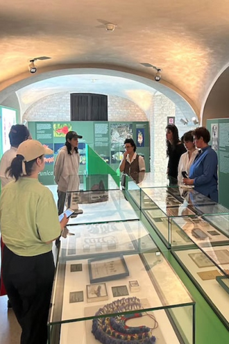 Studierende bei der Georg Schweinfurth Ausstellung im Ägyptischen Museum. © HTW Berlin / Shantala Chandel 